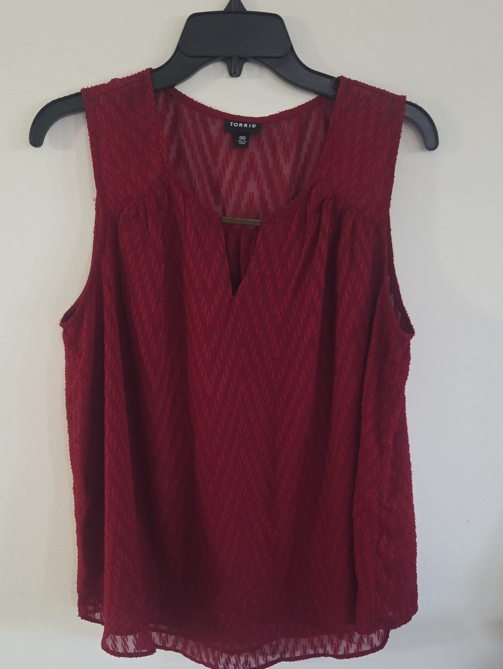 torrid Sleeveless Textured Shell Top in Wine Red